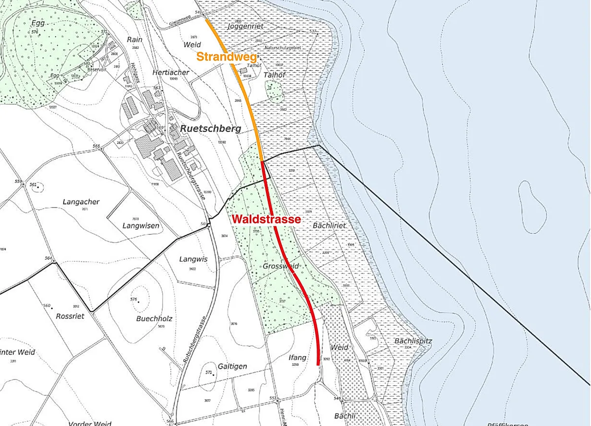 Eine Karte zeigt die Waldstrasse und den Strandweg an.